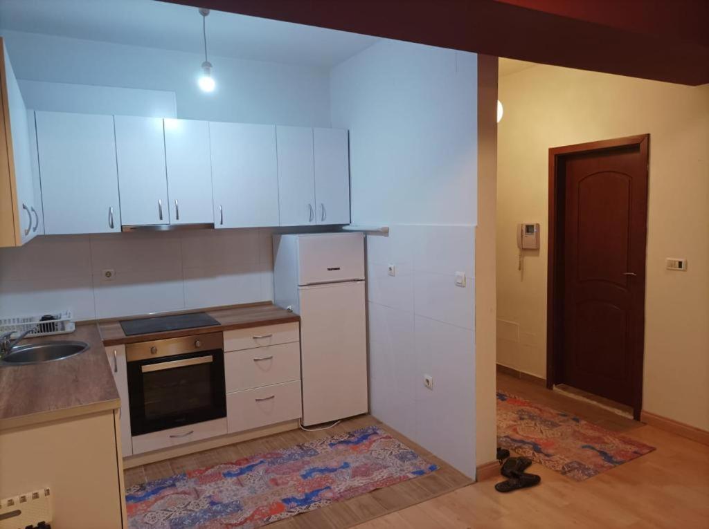 Two Rooms And Kitchen, Bathroom With Balcony Apartment スコピエ エクステリア 写真
