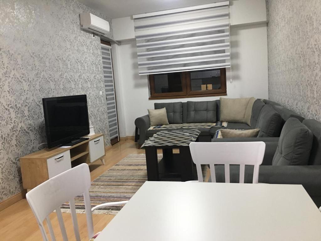 Two Rooms And Kitchen, Bathroom With Balcony Apartment スコピエ エクステリア 写真