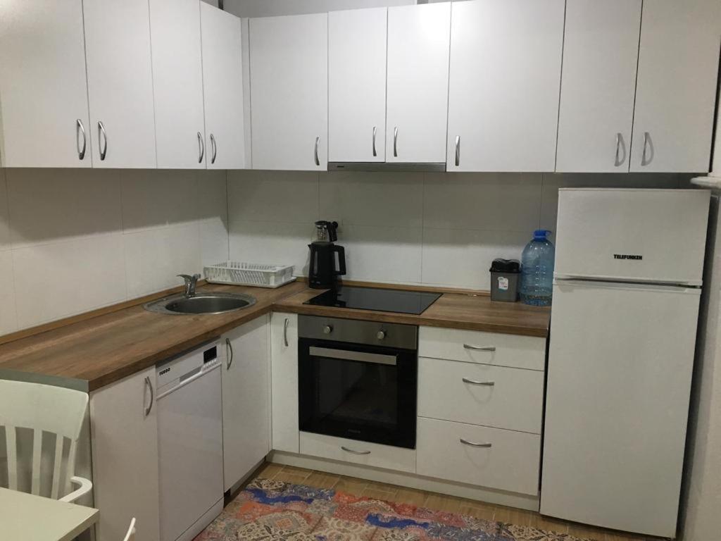 Two Rooms And Kitchen, Bathroom With Balcony Apartment スコピエ エクステリア 写真
